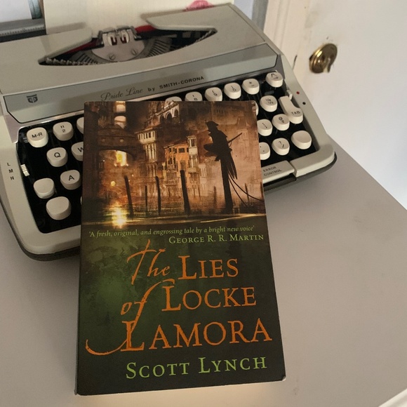 The Lies of Locke Lamora book for sale - Picture 1 of 3
